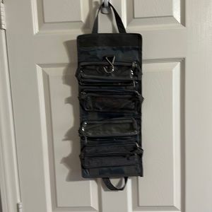 Hanging bathroom travel bag